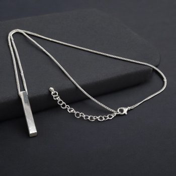   Vékony ezüst színű nemesacél lánc szép hasáb medállal