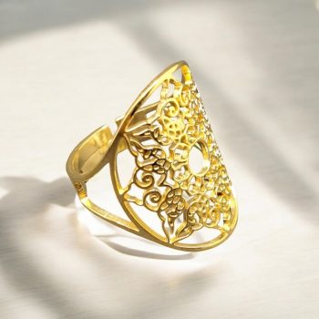 Állítható méretű virágmintás gyűrű arany színben