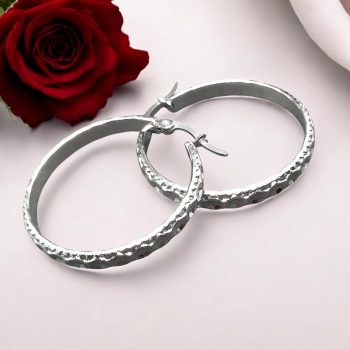   Nemesacél ezüst színű karikafülbevaló gyönyörű vésett mintával