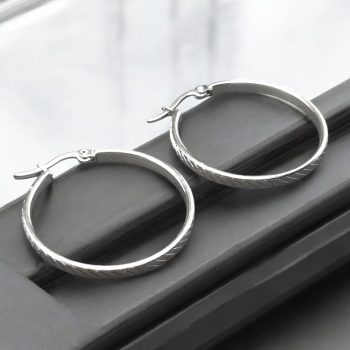   Nemesacél ezüst színű karikafülbevaló oldalán mintával