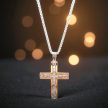 Kerek láncszemes nyaklánc csillogó kereszt medállal