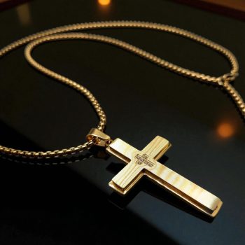 Kerek láncszemes nyaklánc arany színű kereszttel